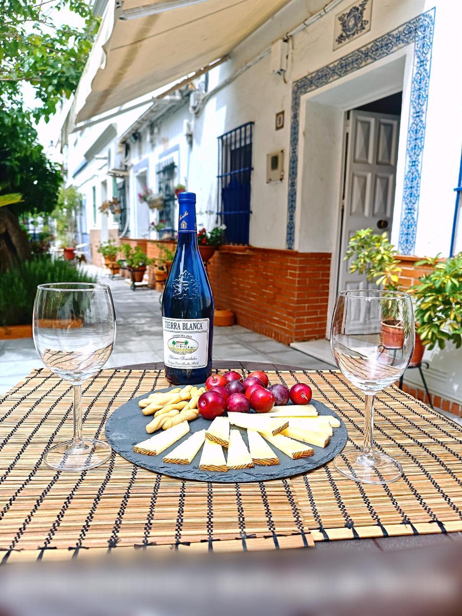 Tipico Y Pintoresco Patio De Vecinos, Con Encanto Sewilla Zewnętrze zdjęcie